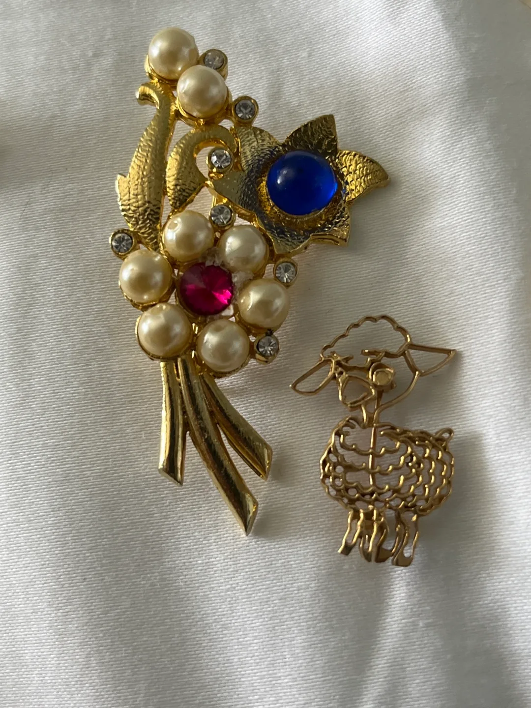 Gold-Tone Jewellery Lot: Cufflinks, Rings, Brooches, Earrings image indicator(5)