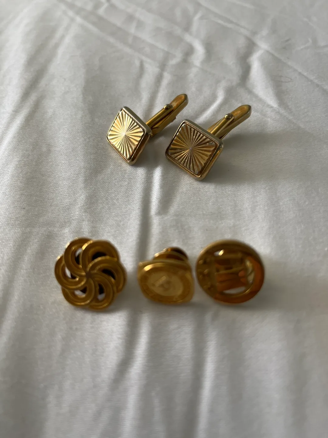 Gold-Tone Jewellery Lot: Cufflinks, Rings, Brooches, Earrings image indicator(4)