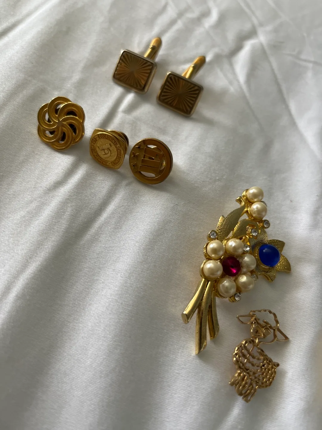 Gold-Tone Jewellery Lot: Cufflinks, Rings, Brooches, Earrings image indicator(3)