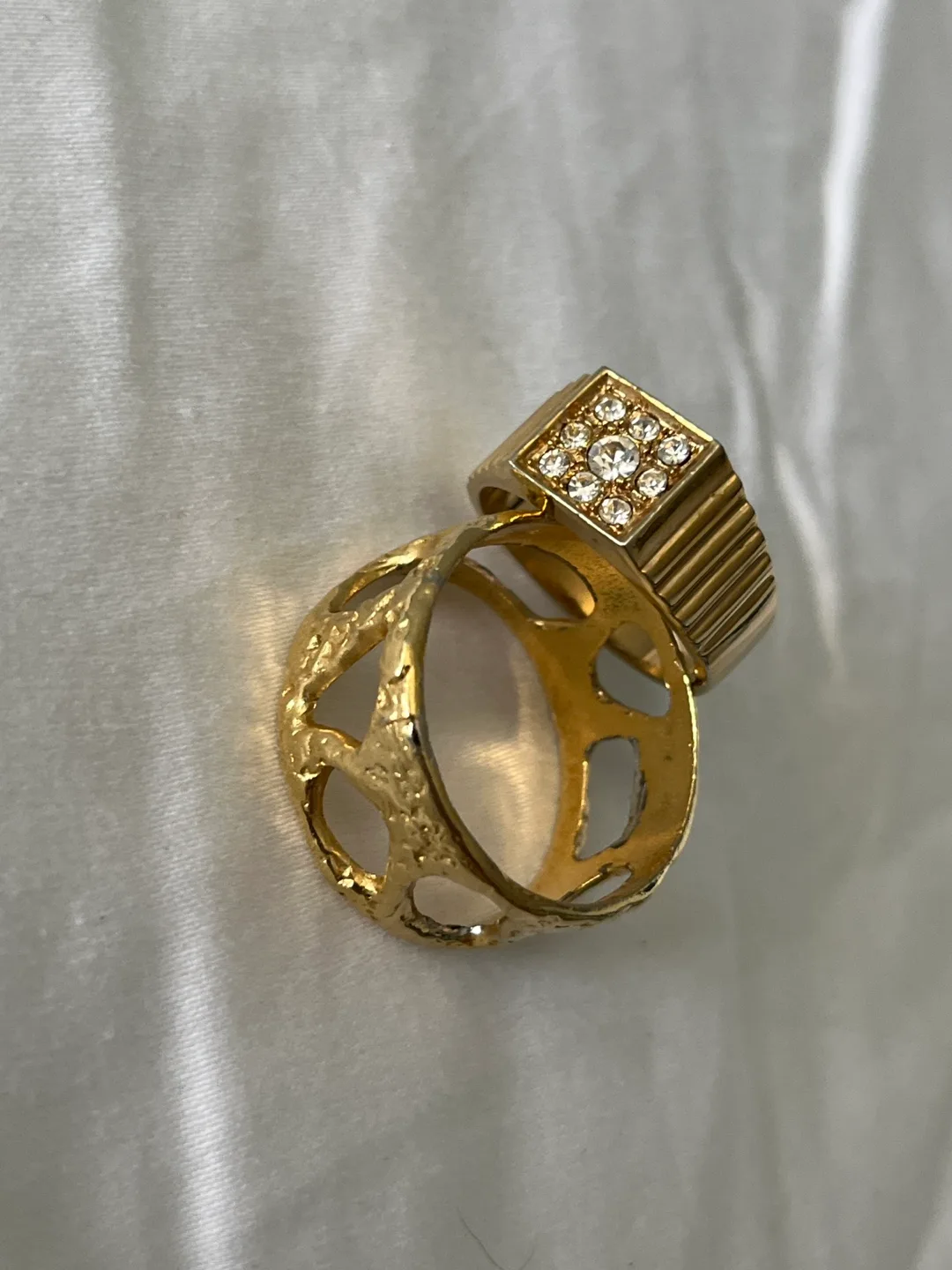 Gold-Tone Jewellery Lot: Cufflinks, Rings, Brooches, Earrings image indicator(6)
