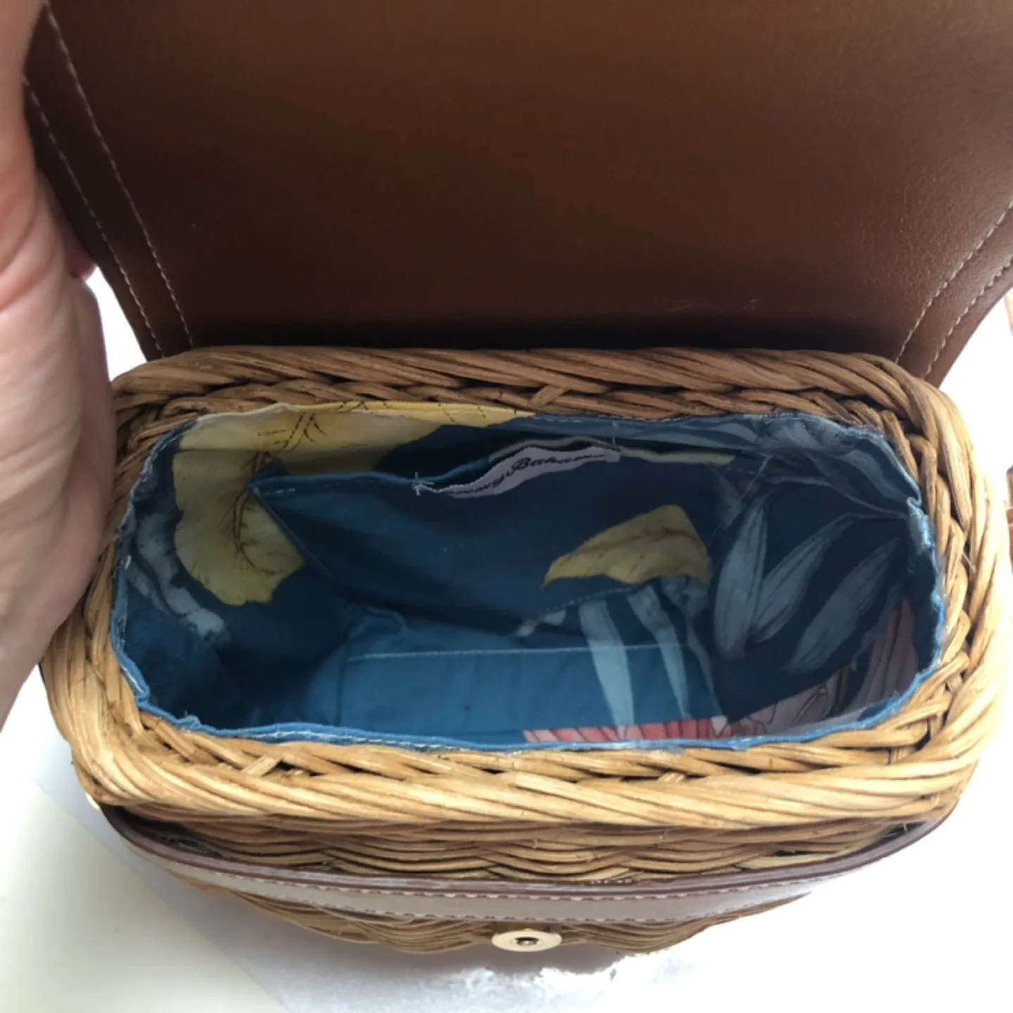 Tommy Bahama Straw Crossbody Bag with Leather Trim image indicator(7)