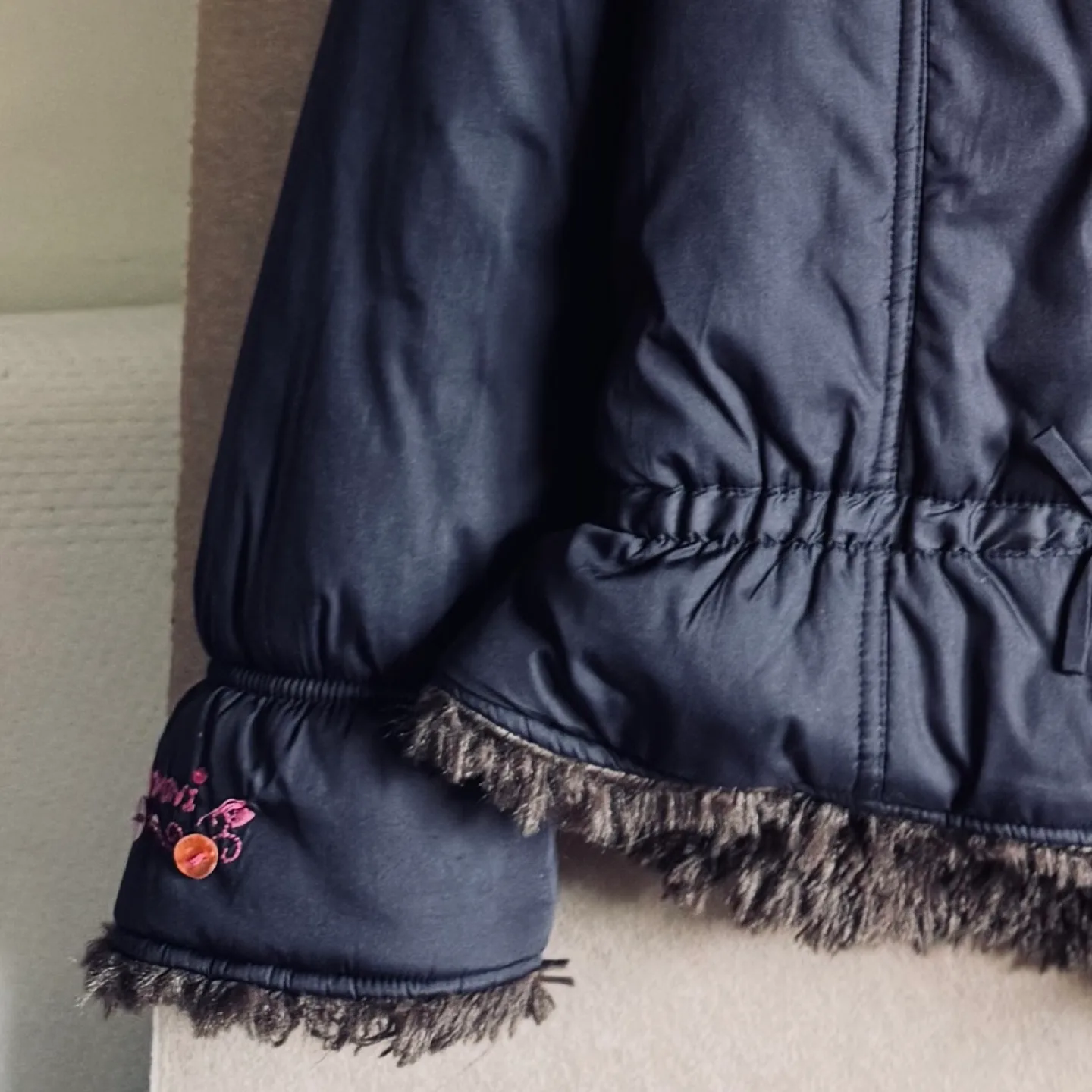 Girls' dark navy blue puffer jacket with faux fur trim image indicator(4)