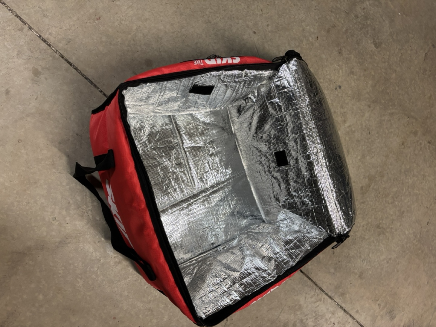 A set of SkipTheDishes Delivery Bag - photo 3