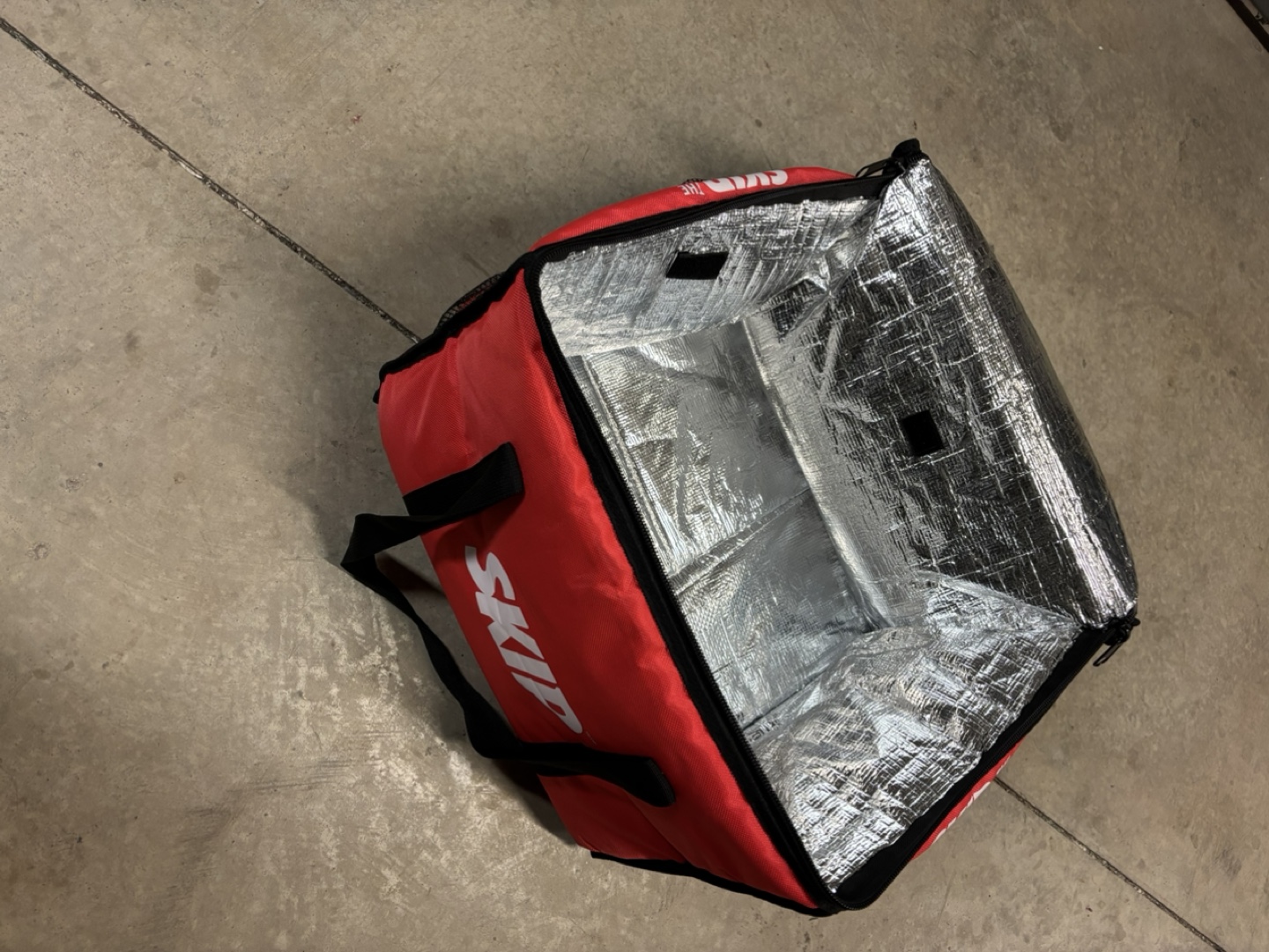A set of SkipTheDishes Delivery Bag - photo 4
