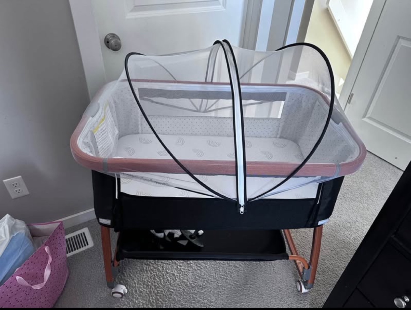 Mereryi Baby Bassinet with Wheels, Storage Basket & Mosquito Net