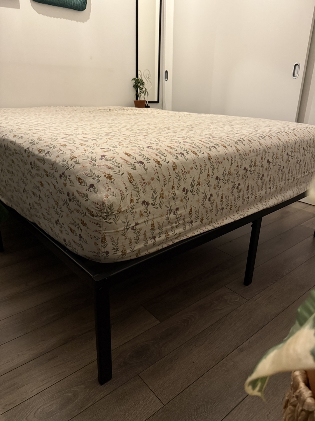 Queen Size Metal Bed Frame — no box-spring needed! - photo 4