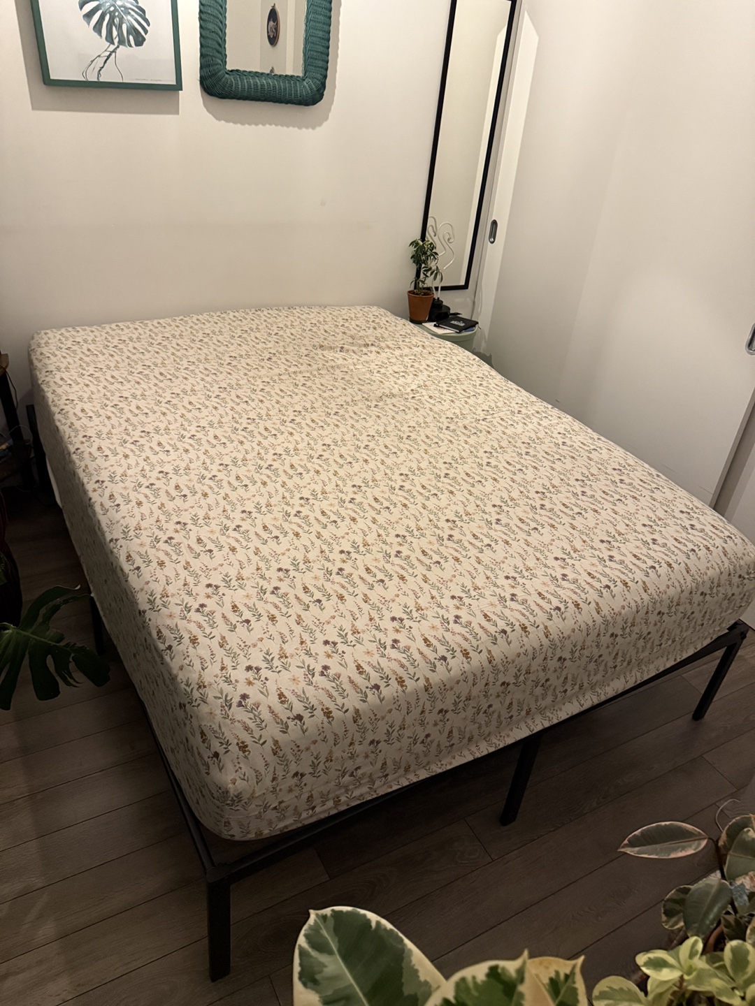 Queen Size Metal Bed Frame — no box-spring needed! - photo 3