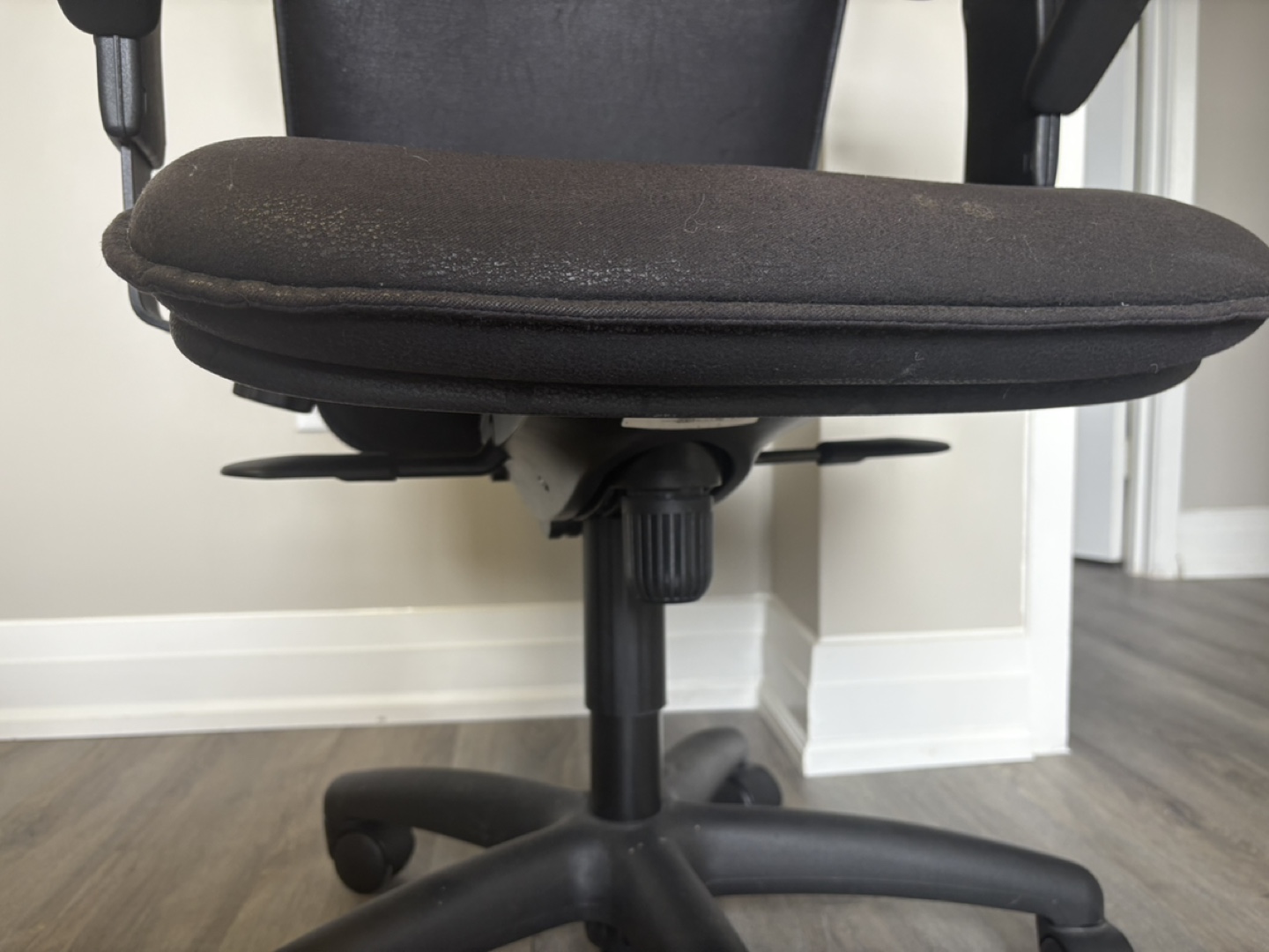 Office Chair – Swivel, Adjustable Armrests & Height