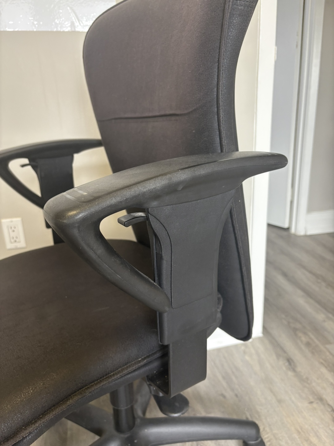 Office Chair – Swivel, Adjustable Armrests & Height - photo 2