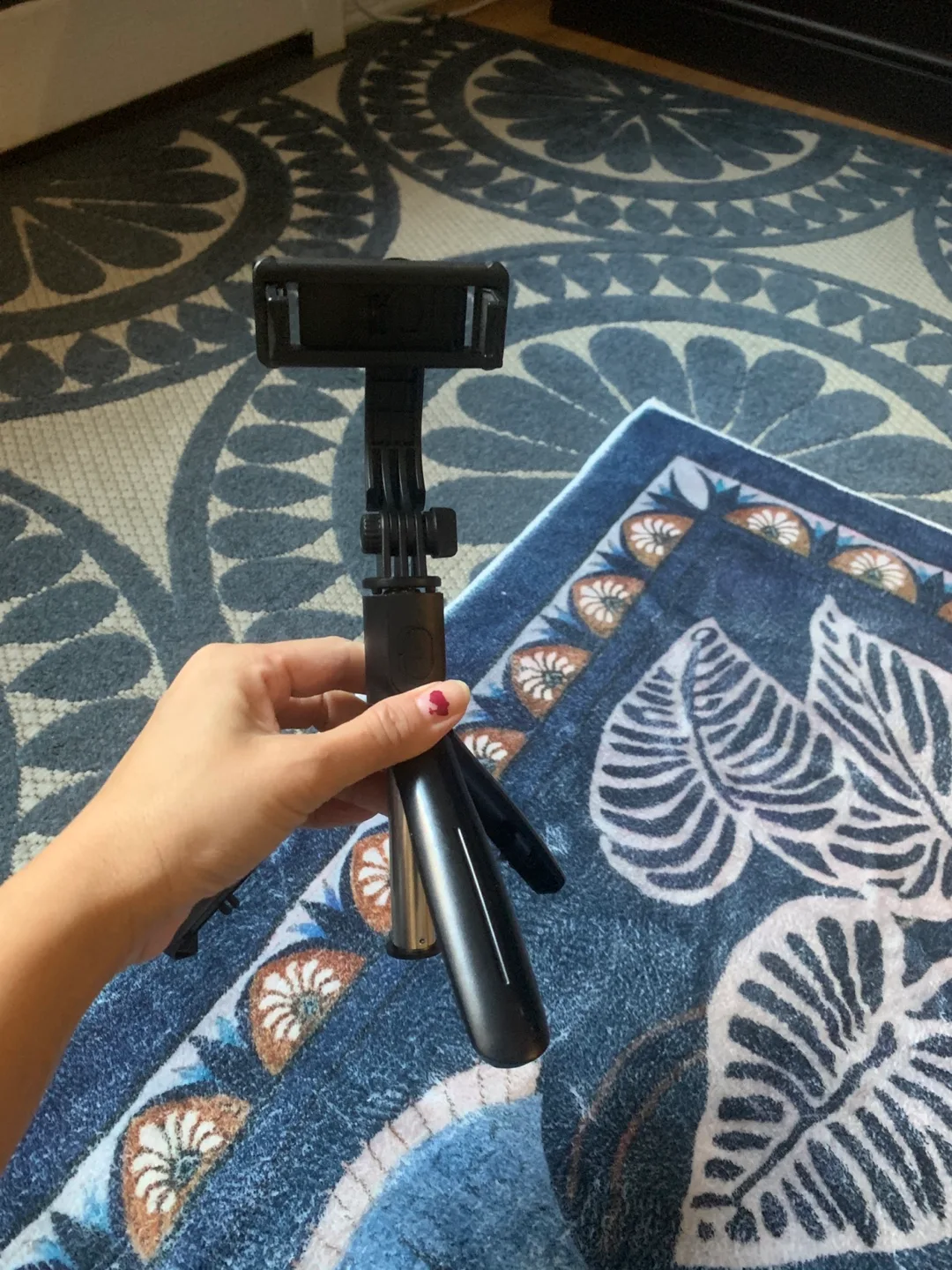 Mini Tripod & Selfie Stick image indicator(3)