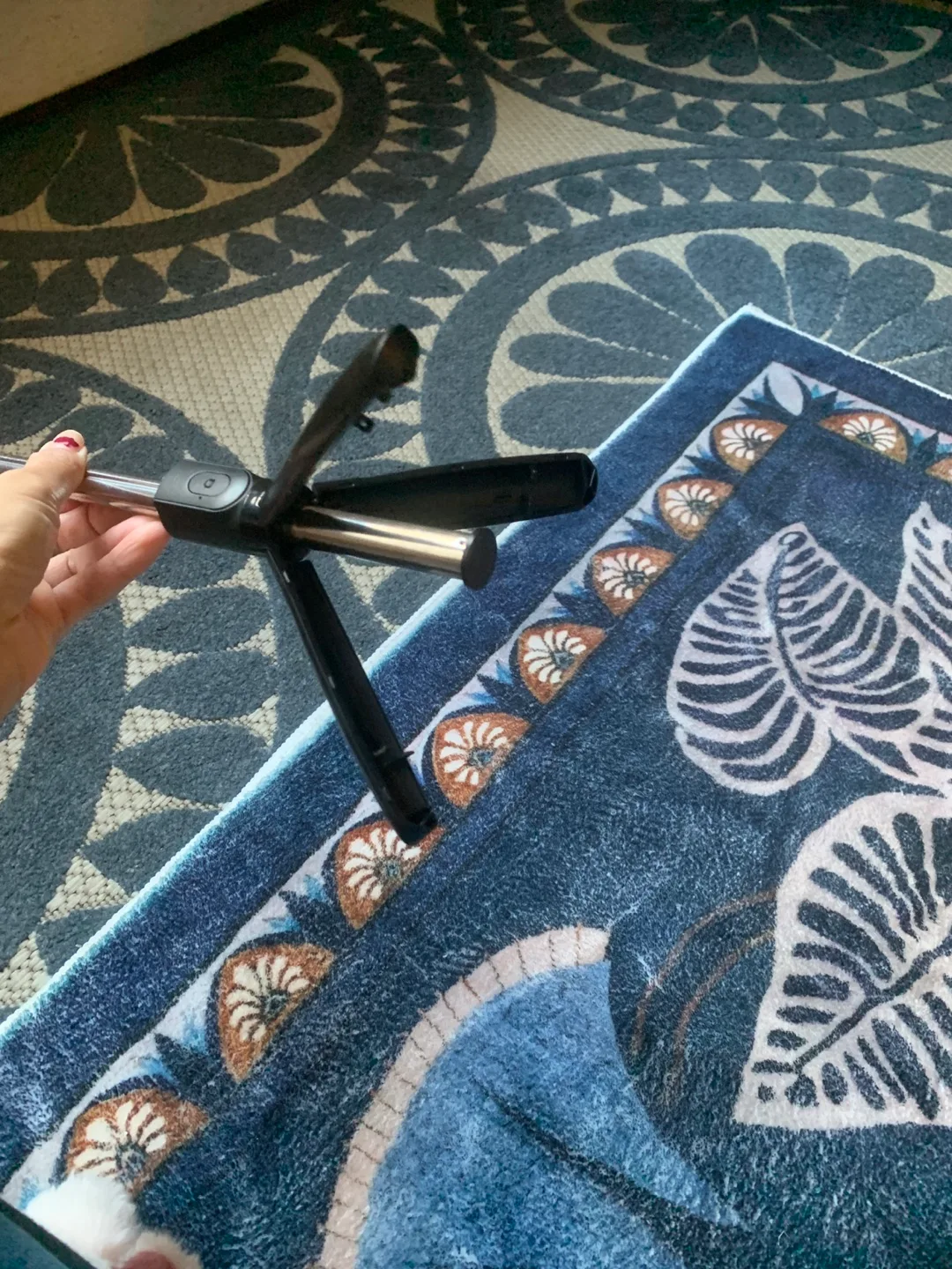 Mini Tripod & Selfie Stick image indicator(2)