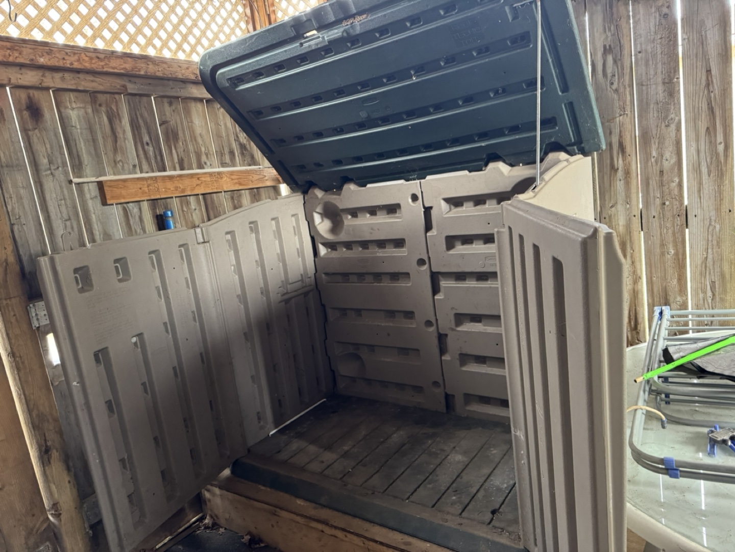 Rubbermaid Outdoor Storage Shed - photo 4