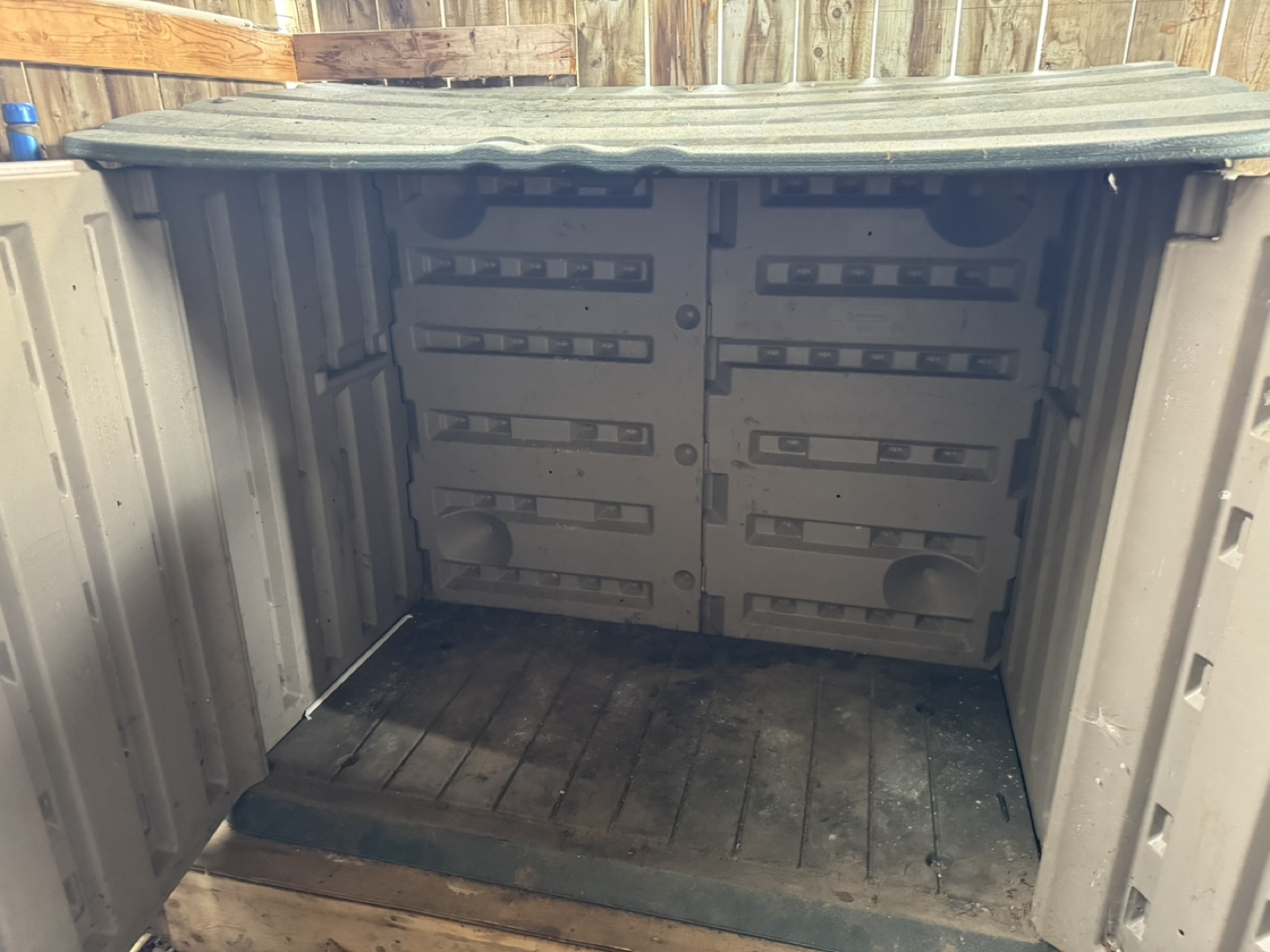 Rubbermaid Outdoor Storage Shed - photo 3