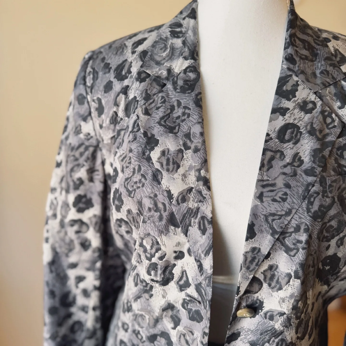 Vintage 100% Silk Leopard Blazer – Anna and Frank image indicator(4)