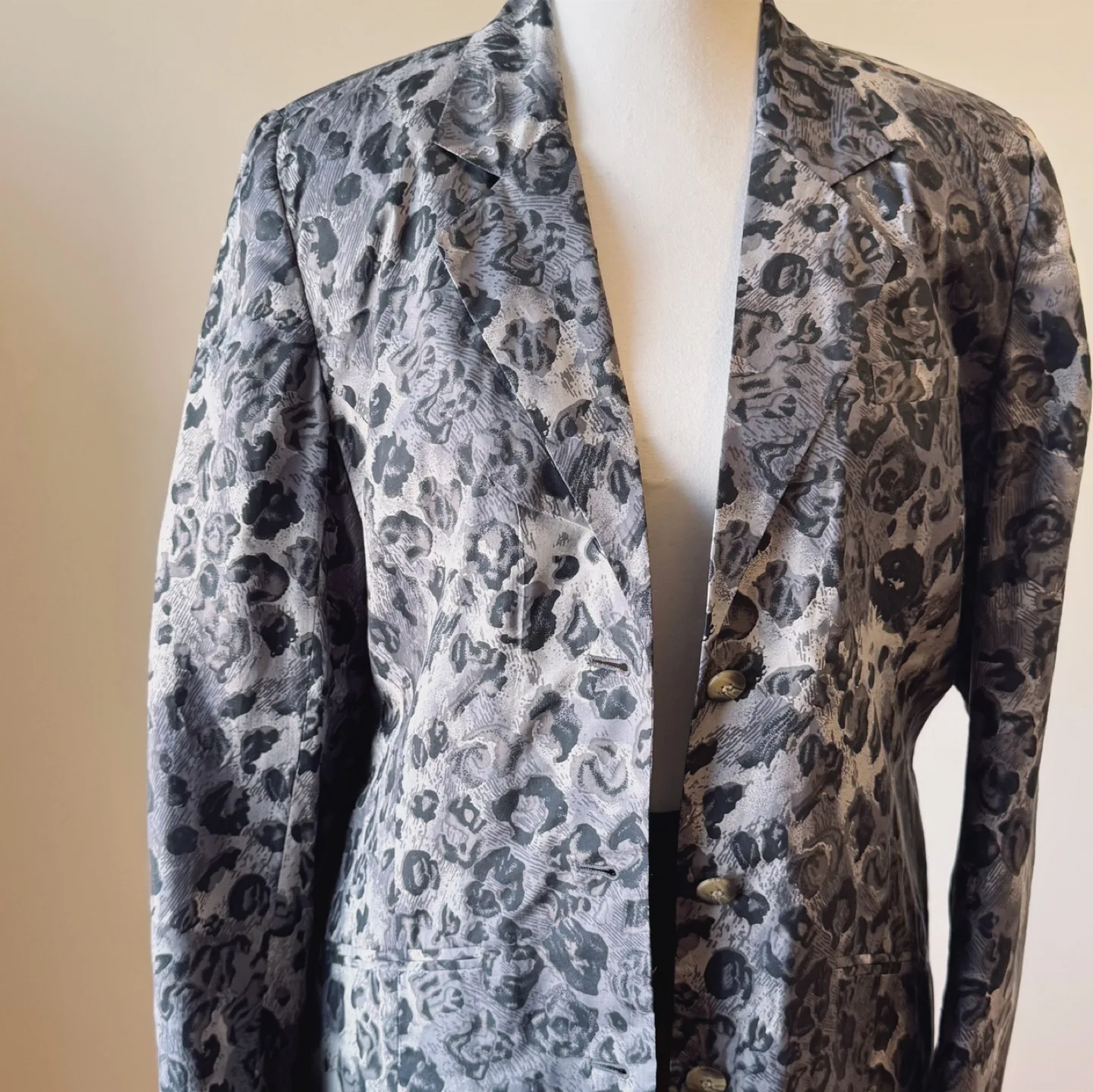 Vintage 100% Silk Leopard Blazer – Anna and Frank image indicator(2)