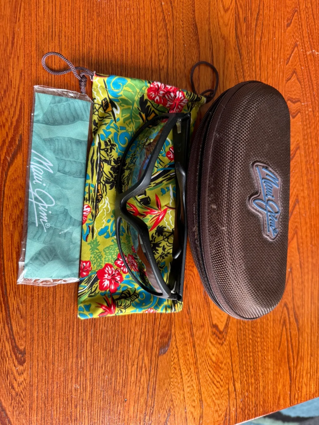 Maui Jim Sunglasses with Cases & Cleaning Cloth image indicator(3)
