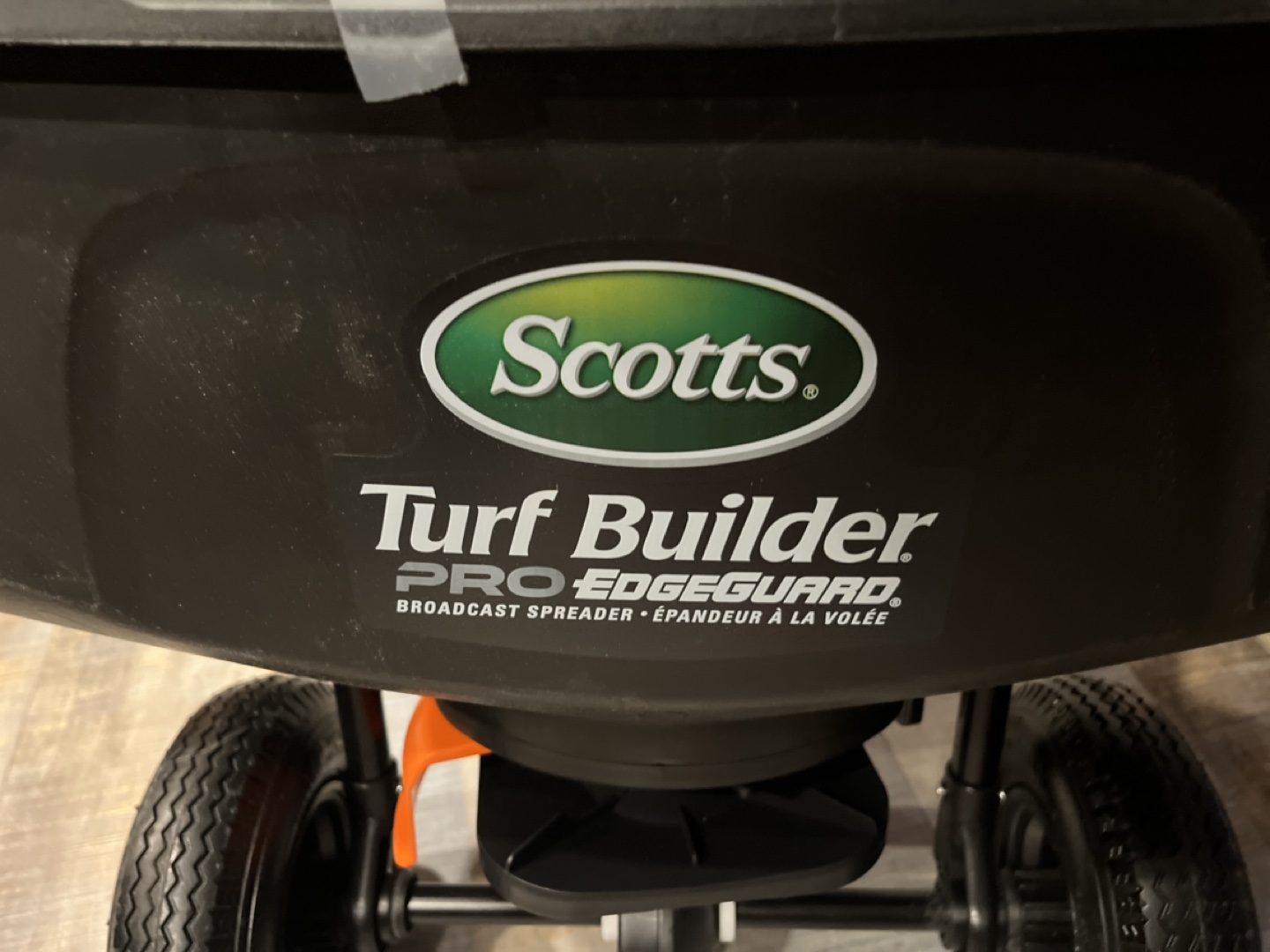 Scotts Turf Builder Pro EdgeGuard Broadcast Spreader - photo 2