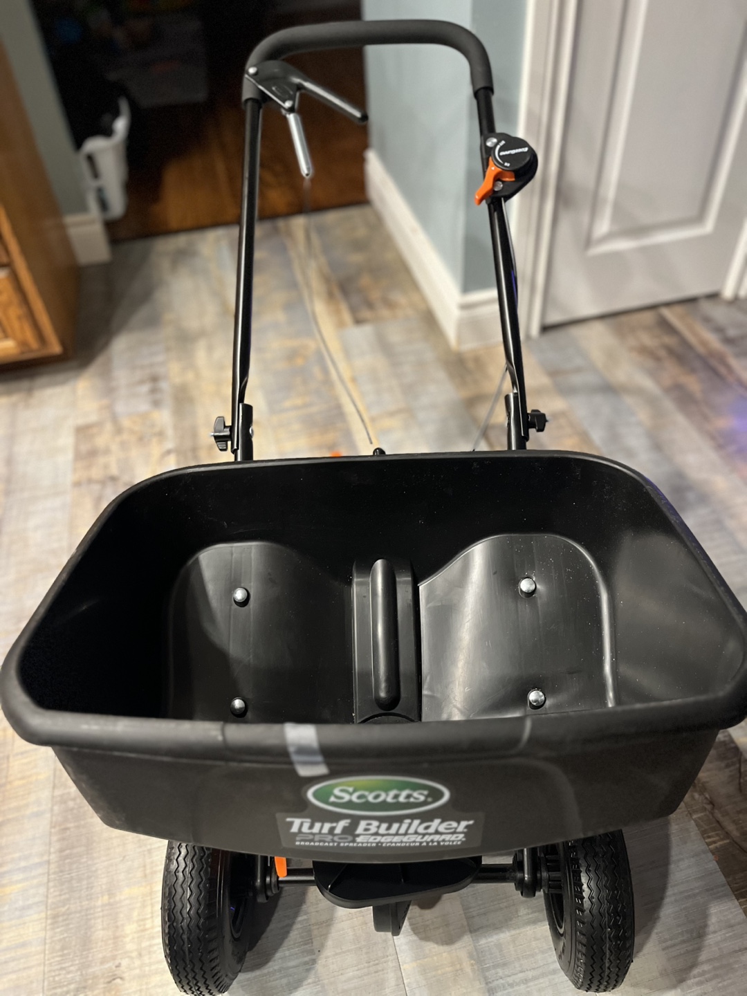 Scotts Turf Builder Pro EdgeGuard Broadcast Spreader