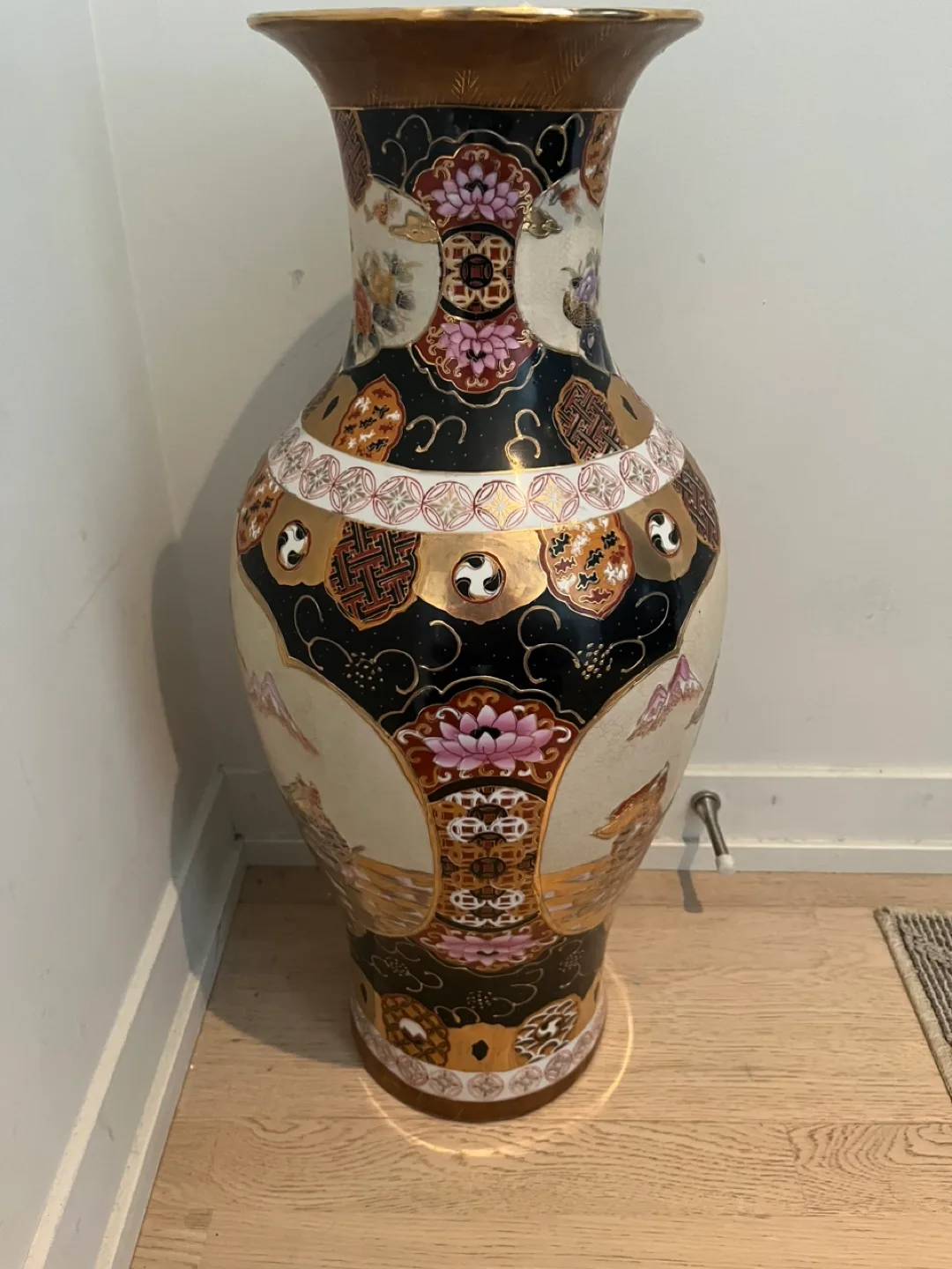 Large Asian-style Floor Vase image indicator(4)