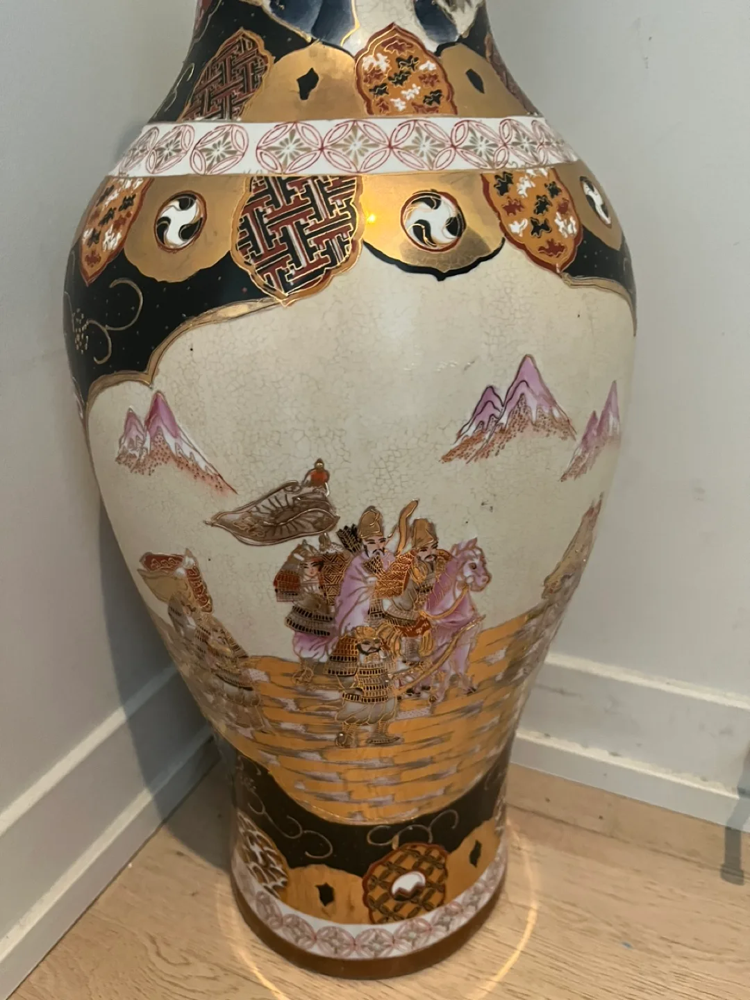 Large Asian-style Floor Vase image indicator(3)