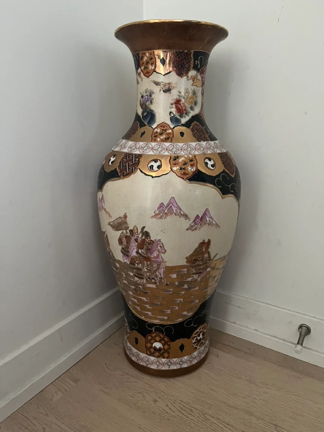 Large Asian-style Floor Vase image indicator(2)