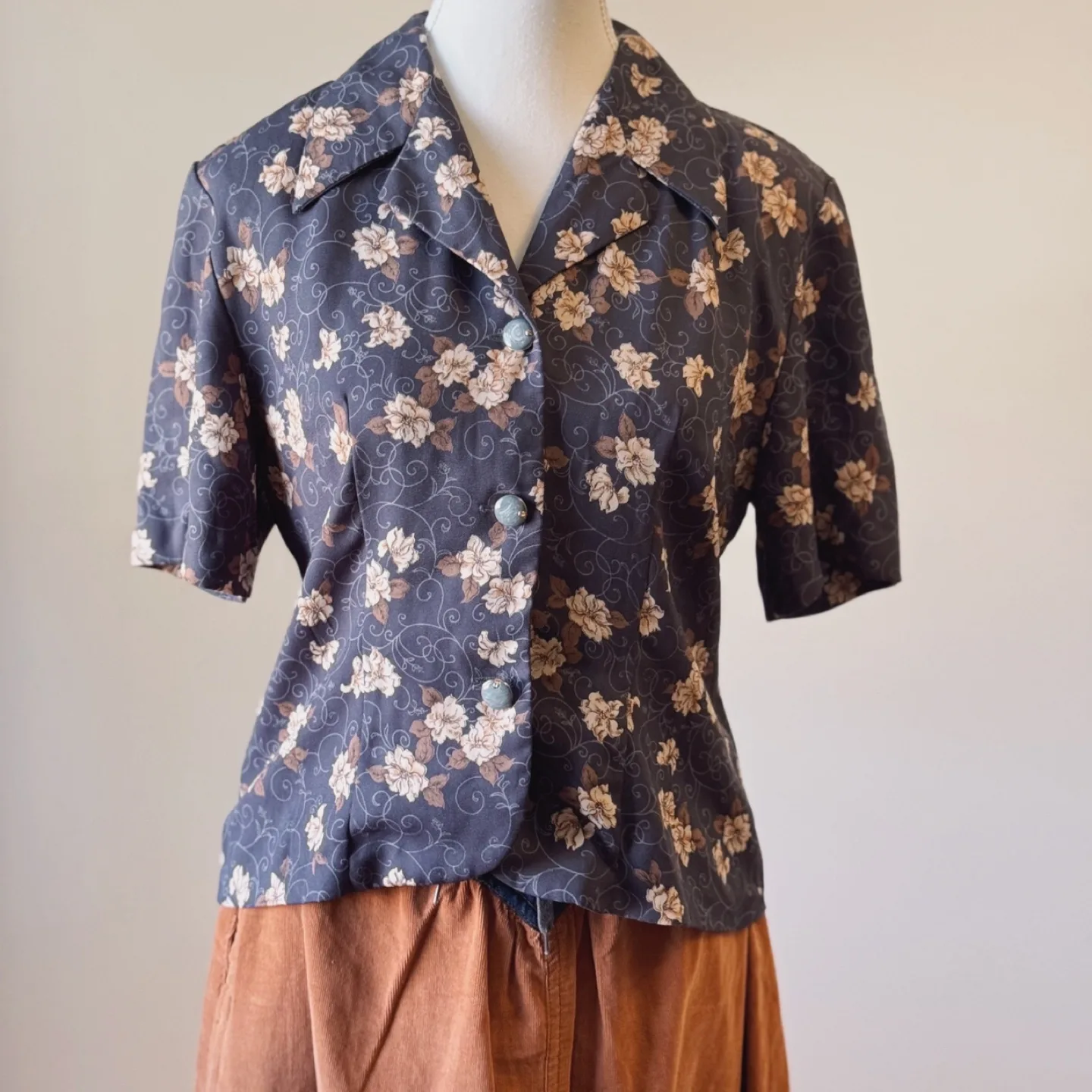 Vintage Floral Button-Up Blouse by Ricci Lizasi image indicator(7)