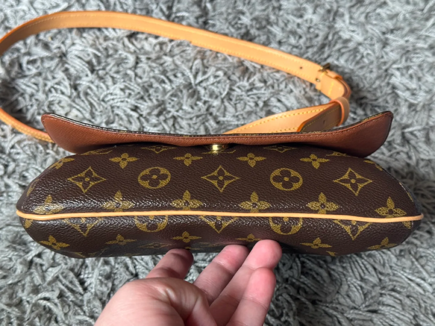 Authentic Louis Vuitton musette Tango long strap image indicator(3)