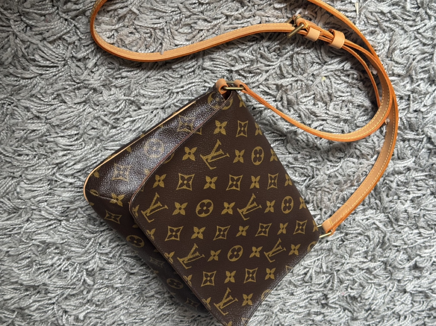 Authentic Louis Vuitton musette Tango long strap
