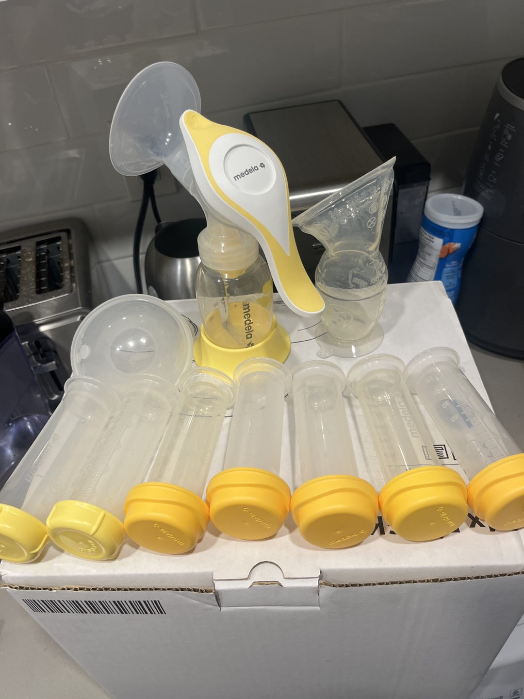 Haakaa & Medela Manual Breast Pump with Accessories