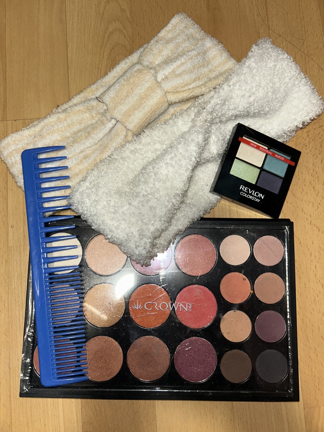 Makeup Bundle: Eyeshadow Palettes, Hair Accessories & Comb - photo 2