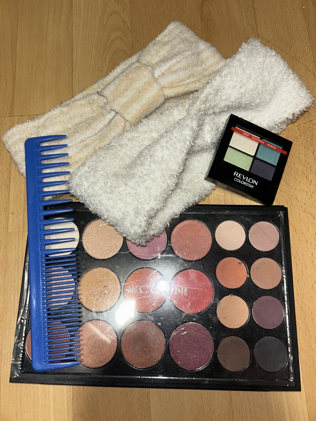 Makeup Bundle: Eyeshadow Palettes, Hair Accessories & Comb - photo 3