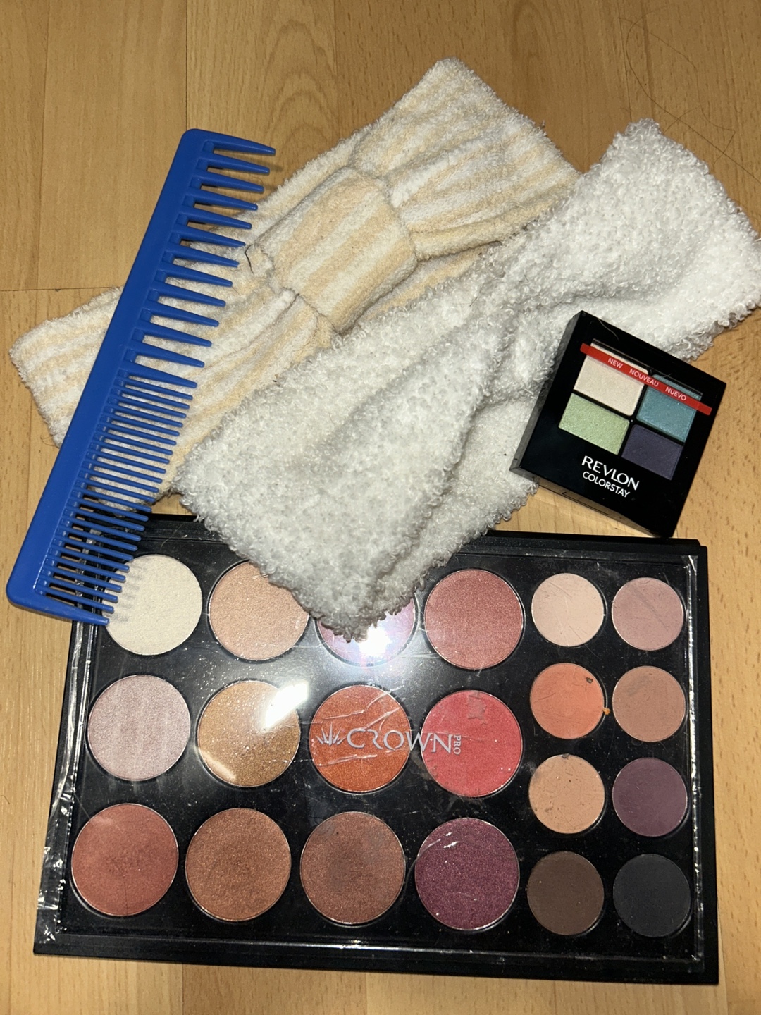 Makeup Bundle: Eyeshadow Palettes, Hair Accessories & Comb