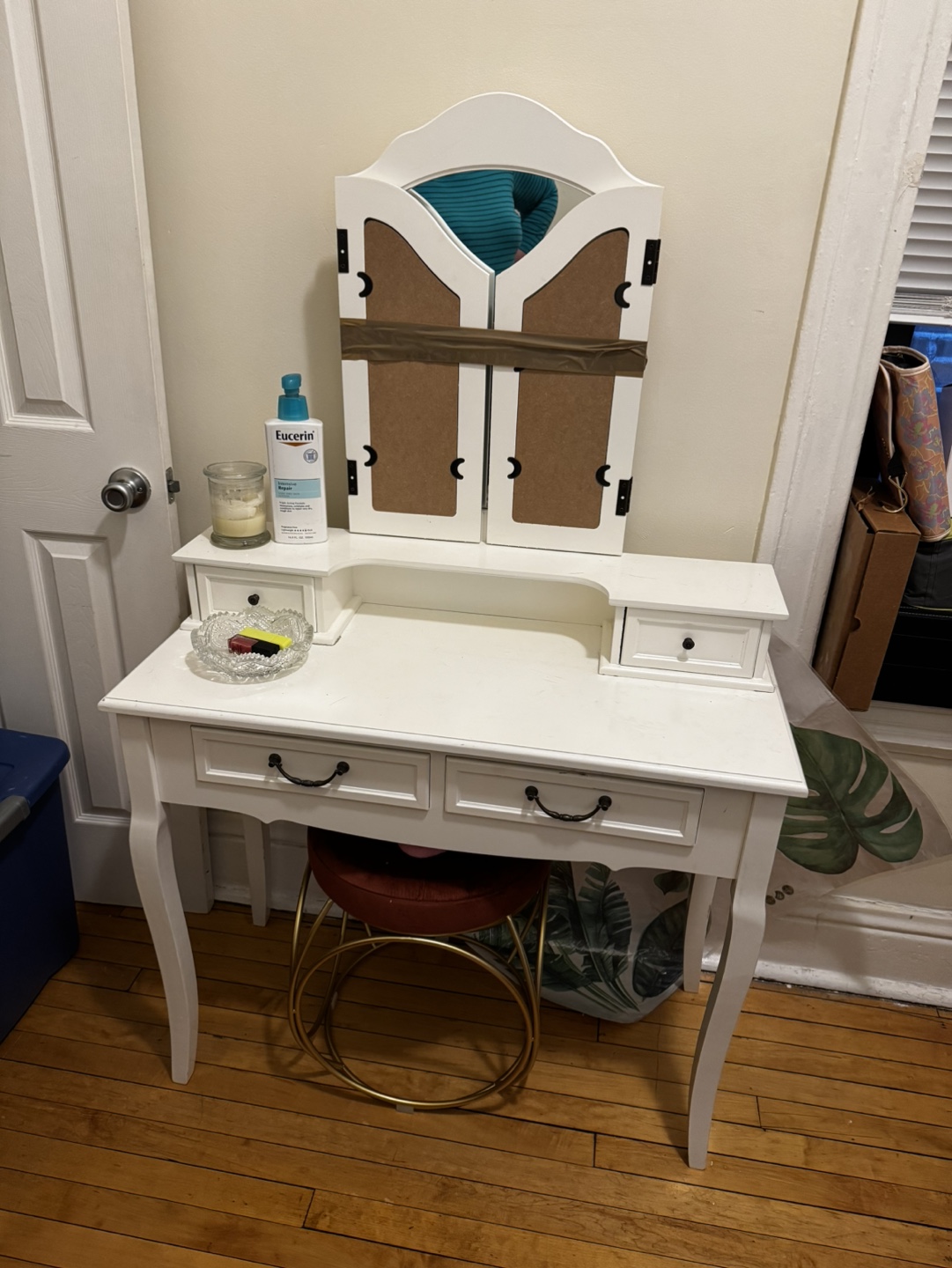 White vanity with optional stool