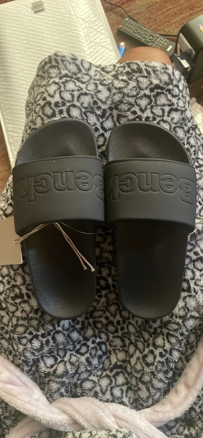 NWT • Kids Bench Black Slides Size S (12/13) image indicator(3)