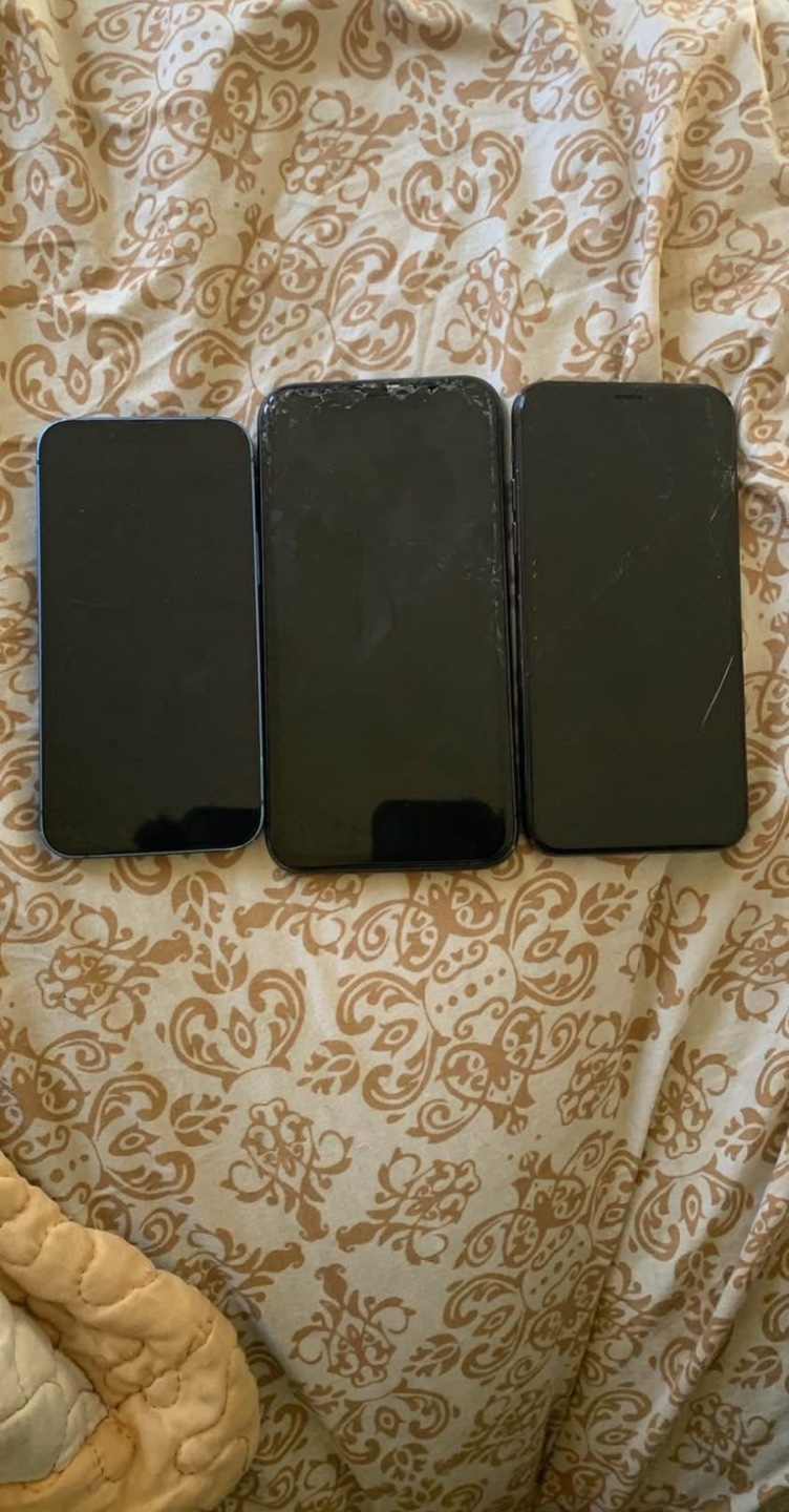 3 iPhones for parts or repair - photo 2