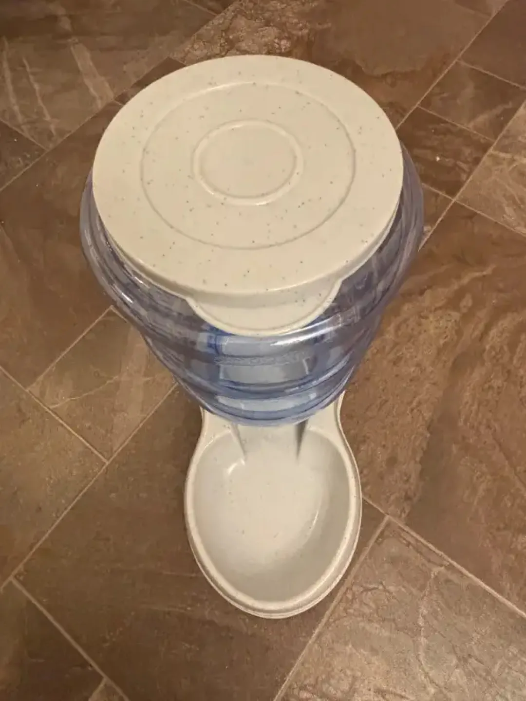 Amazon Basics Gravity Pet Feeder, 6-Pound Capacity image indicator(3)