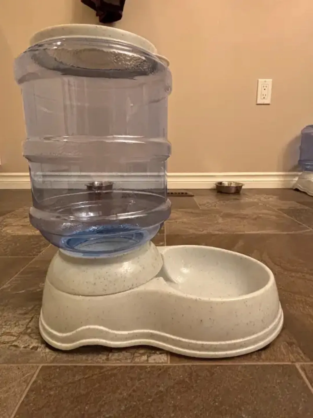 Amazon Basics Gravity Pet Feeder, 6-Pound Capacity image indicator(2)