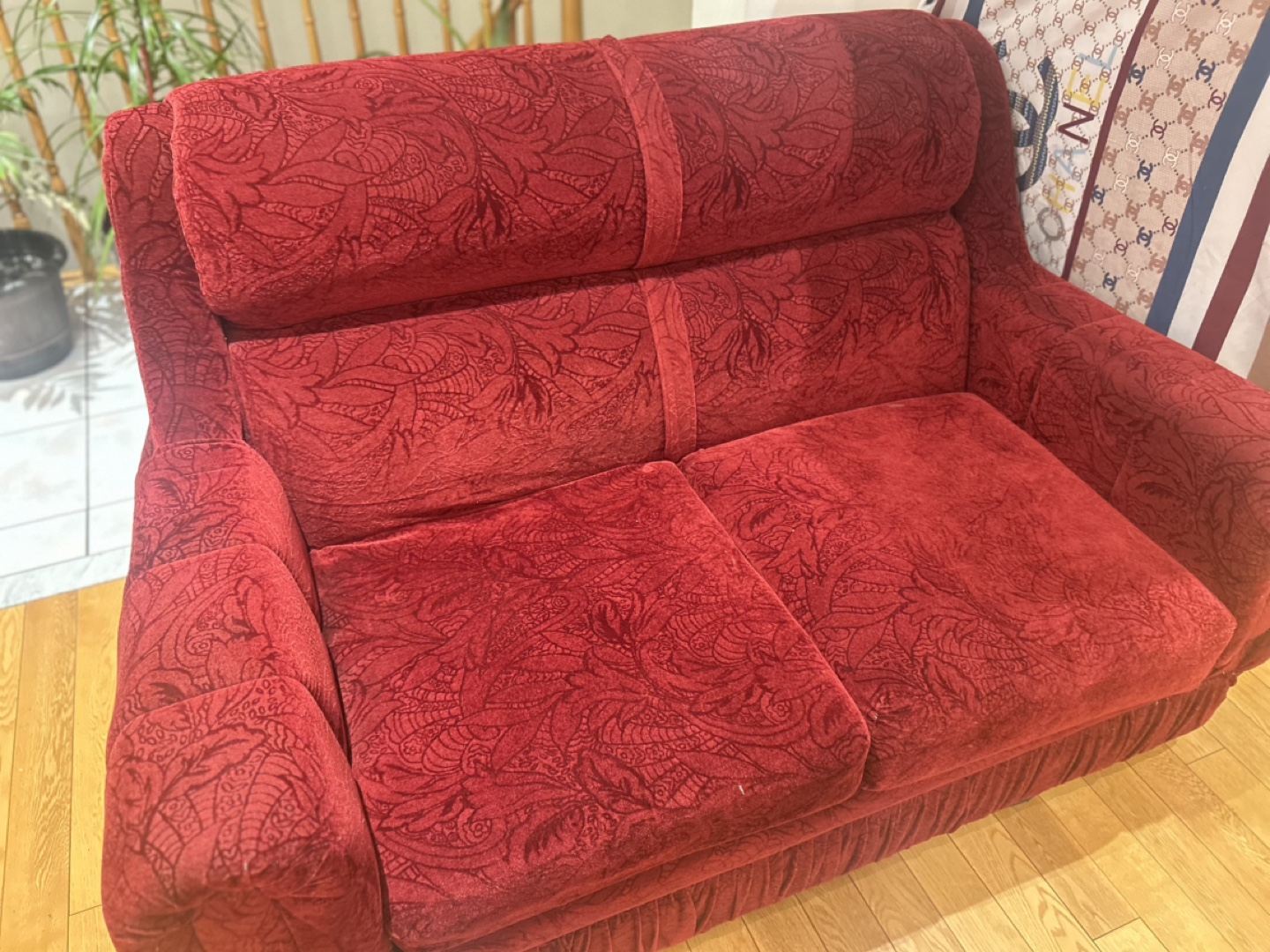 Red Velvet Loveseat - photo 2