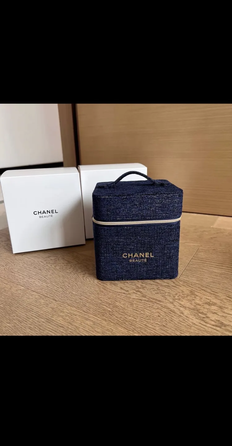 Chanel Beauté Cosmetic Case image indicator(6)