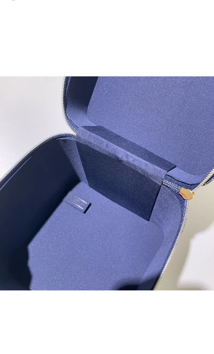 Chanel Beauté Cosmetic Case image indicator(2)