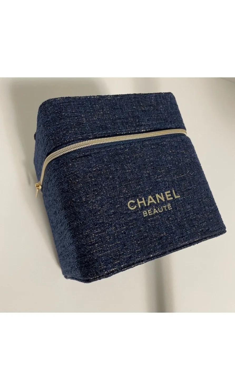 Chanel Beauté Cosmetic Case image indicator(4)