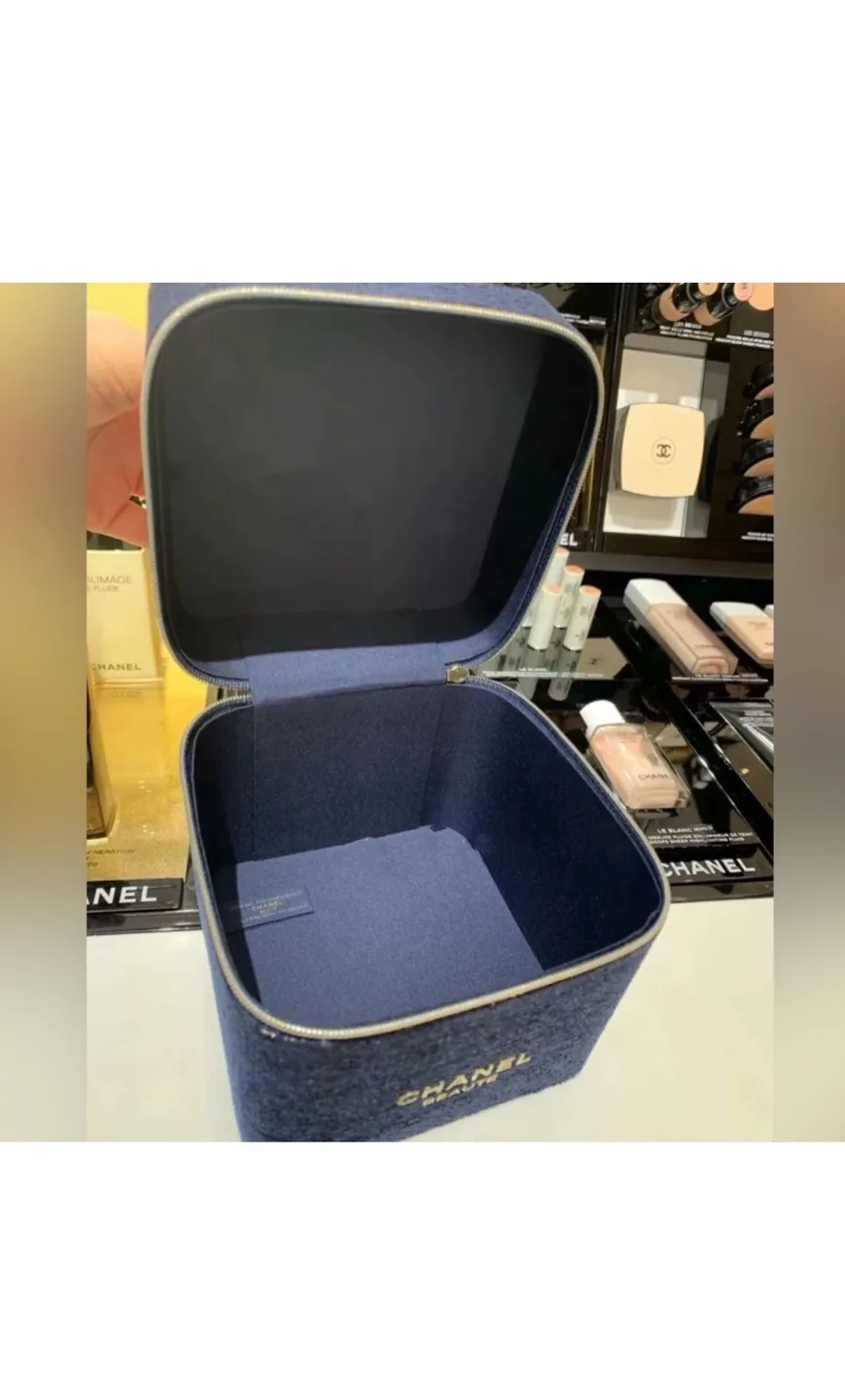 Chanel Beauté Cosmetic Case image indicator(3)