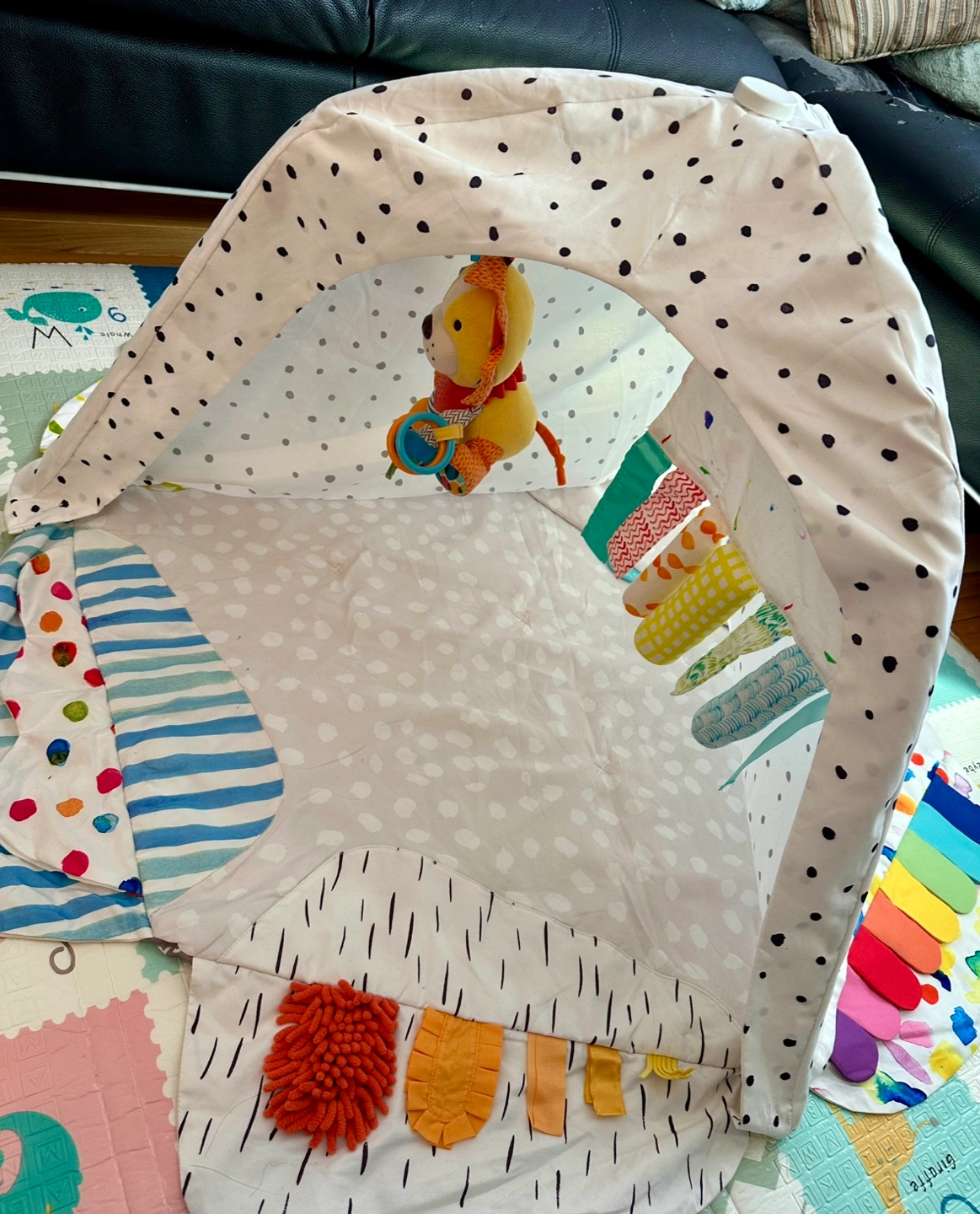 Lovevery Play Gym & Tent with Sensory Strands Karrot