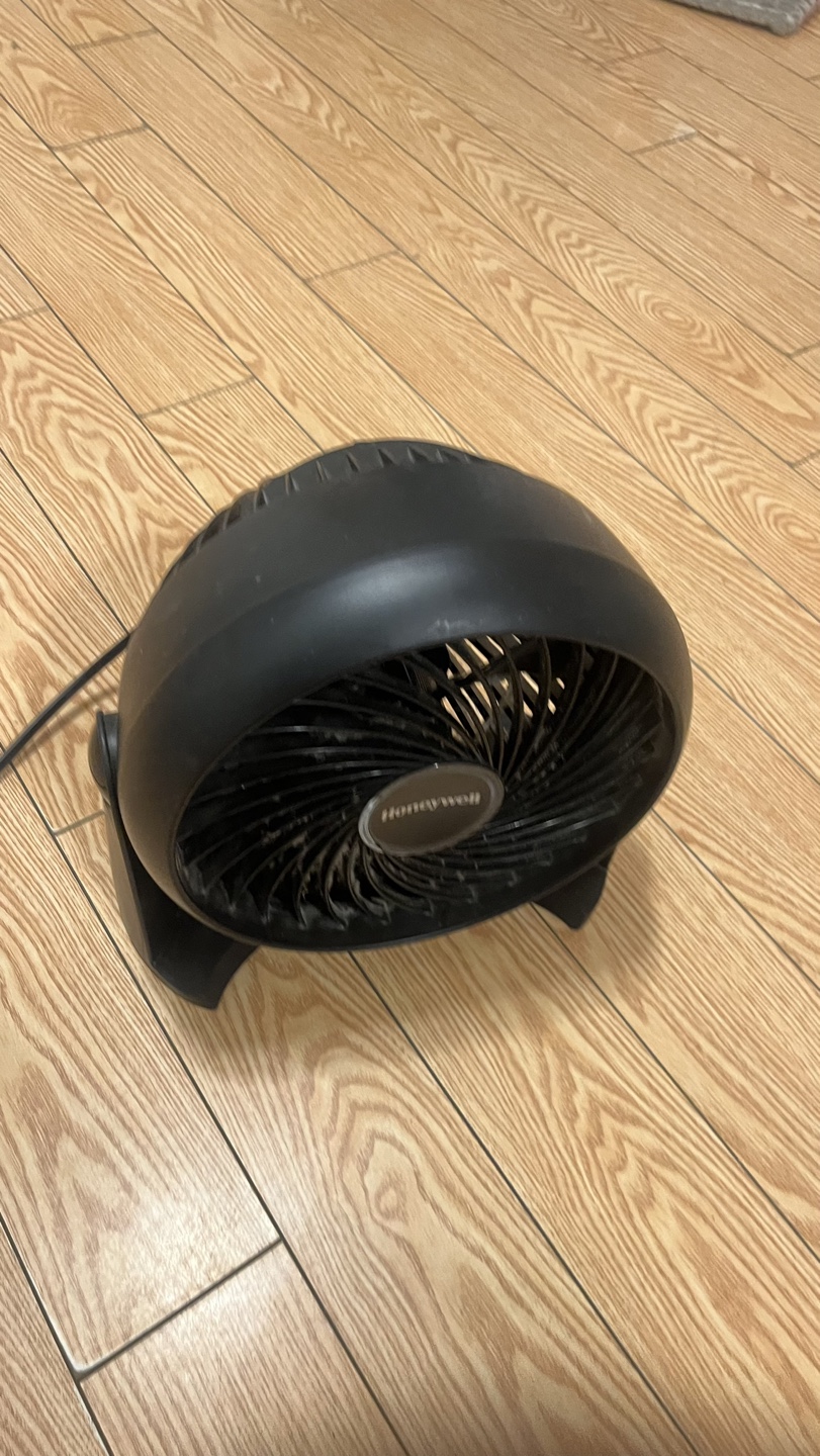 Honeywell Compact Desk Fan - photo 2
