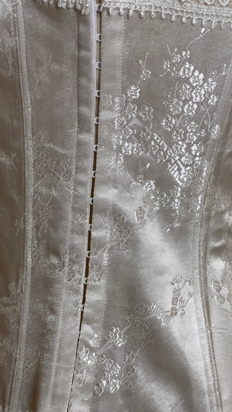 White Satin Corset with Floral Embroidery image indicator(4)