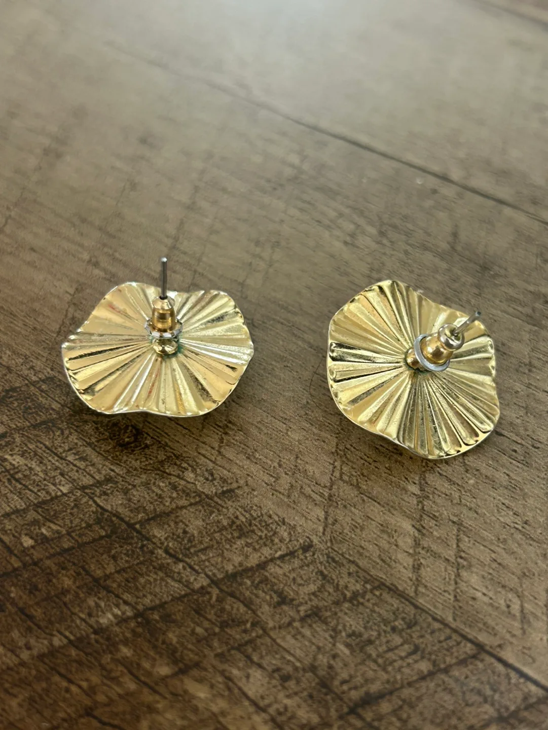 Gold Tone Rhinestone Flower Stud Earrings image indicator(2)