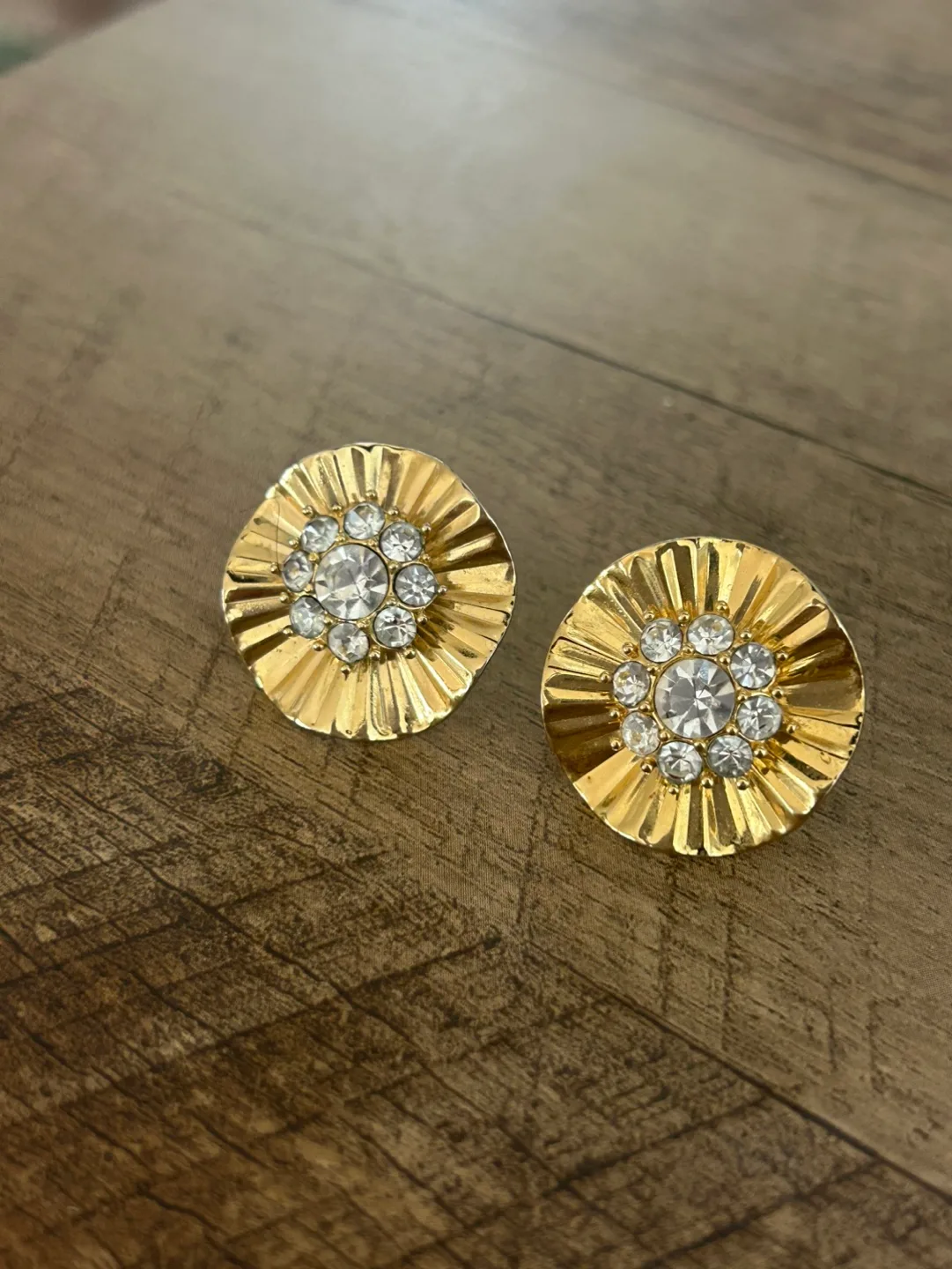 Gold Tone Rhinestone Flower Stud Earrings image indicator(3)
