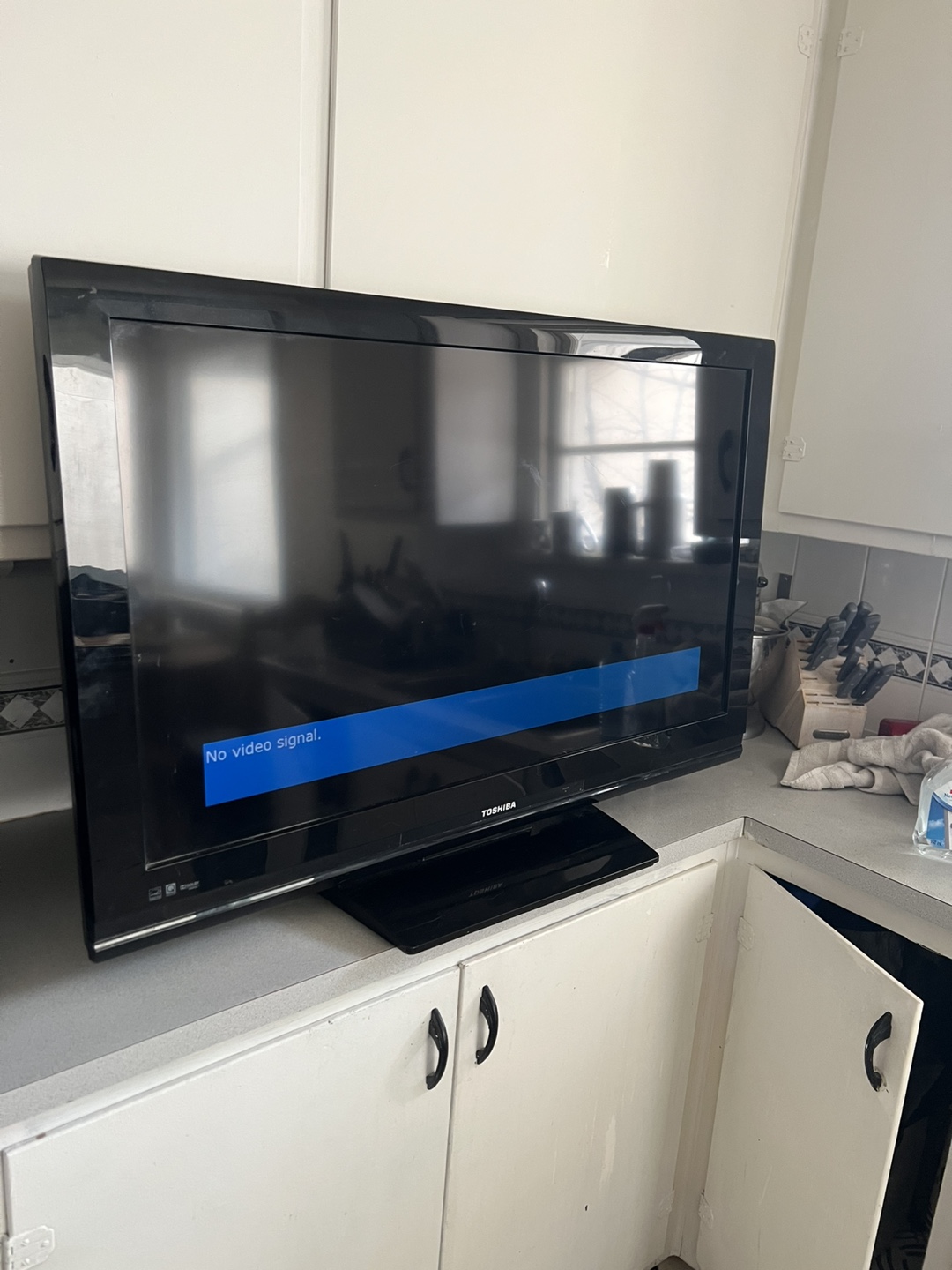 Toshiba LCD HDTV - photo 3