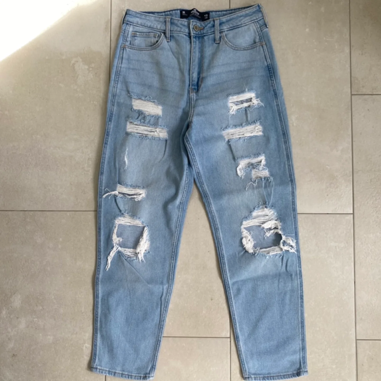Hollister Ultra High-Rise Mom Jeans image indicator(4)