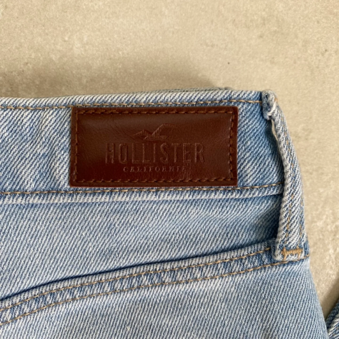 Hollister Ultra High-Rise Mom Jeans image indicator(6)